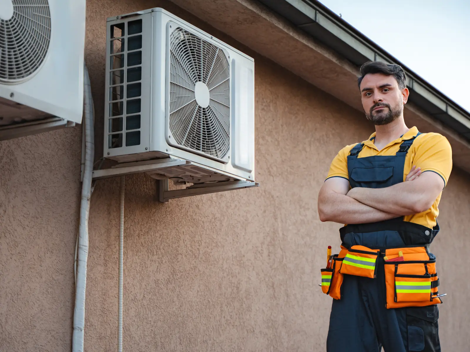Dépanneur examinant un groupe extérieur de climatisation trop bruyant