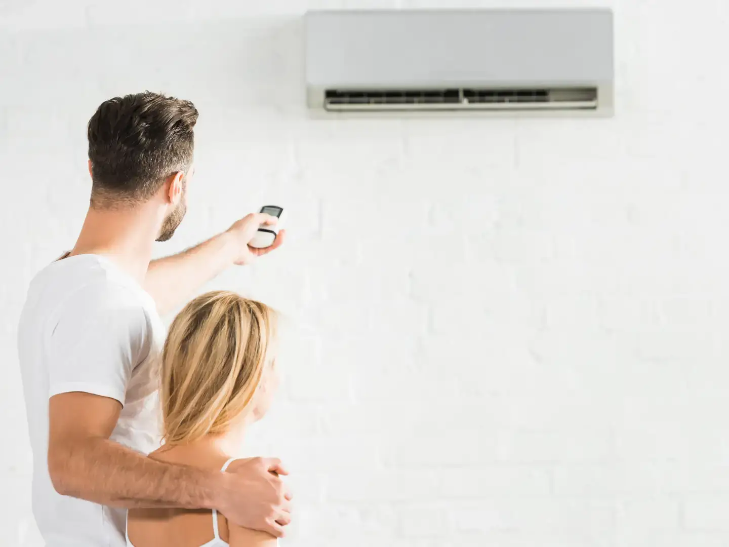 Deux occupants savourant la fraîcheur de leur maison grâce à la climatisation