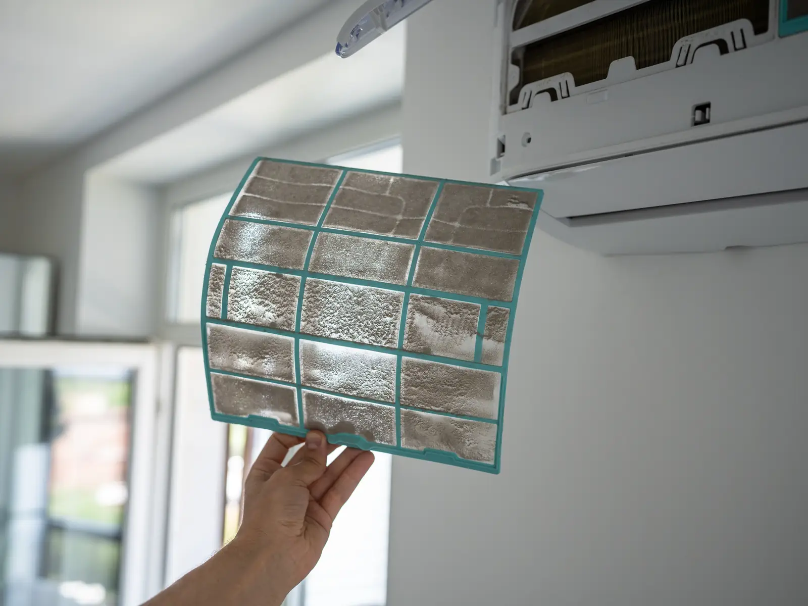 Filtre de climatisation encrassé, source fréquente de mauvaises odeurs
