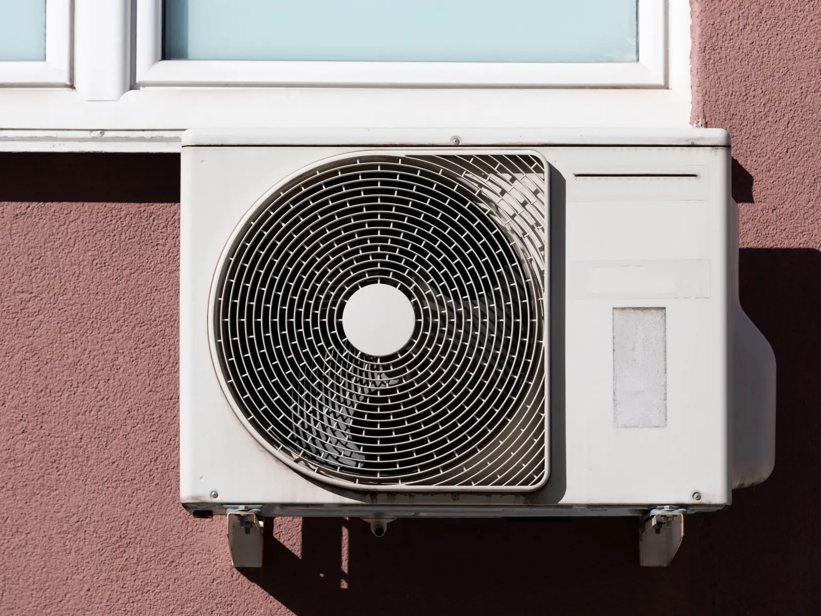 Groupe extérieur de climatisation installé en façade d'un bâtiment
