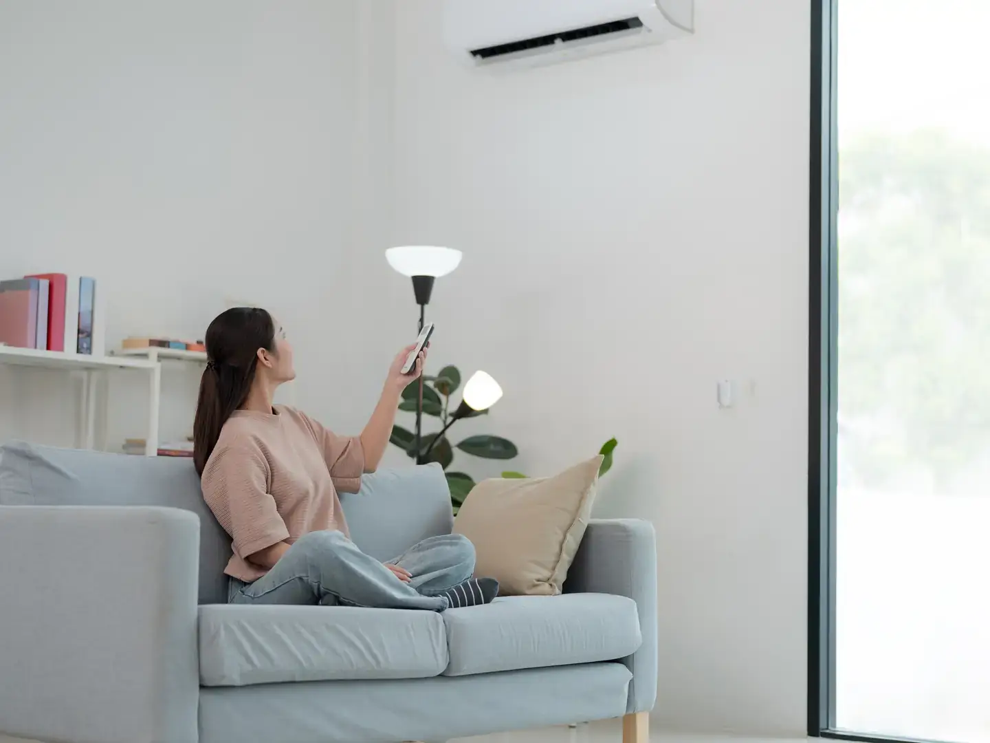Séjour lumineux maintenu au frais par une climatisation murale en plein été