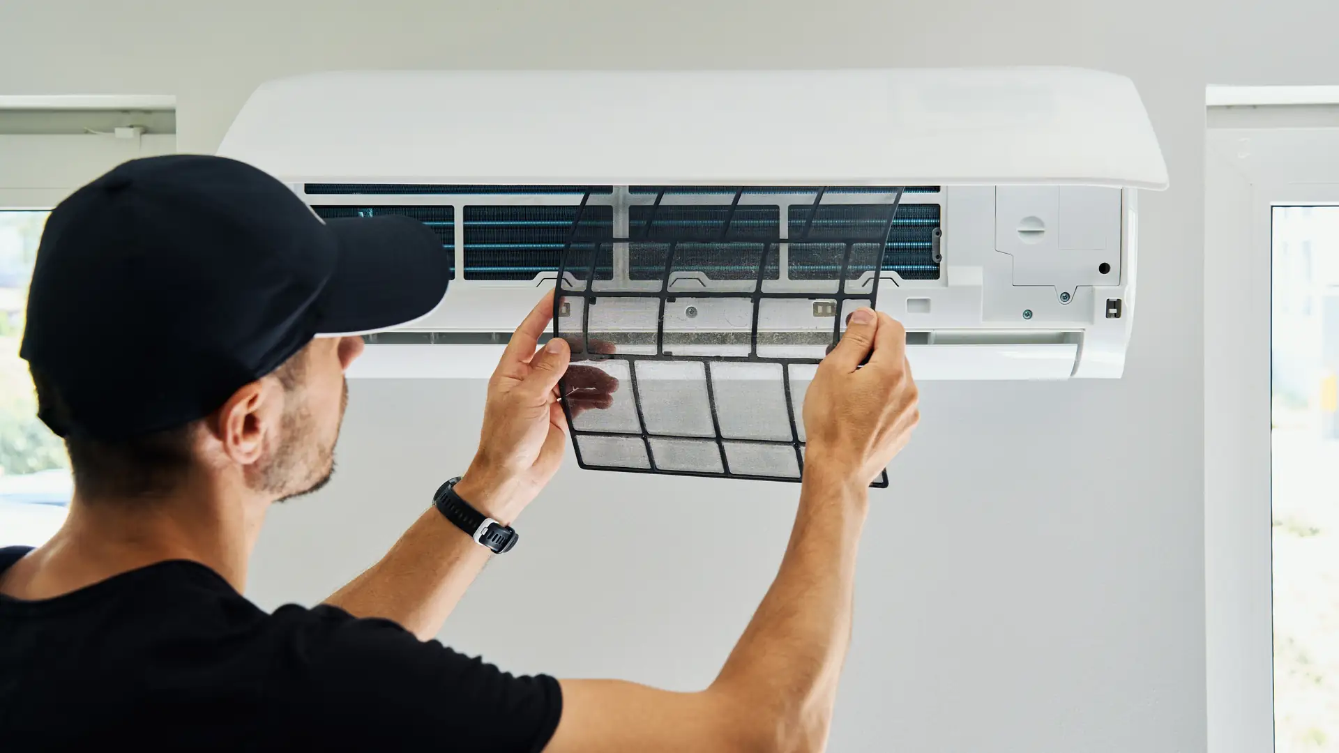 Nettoyage du filtre d'une climatisation à Antibes